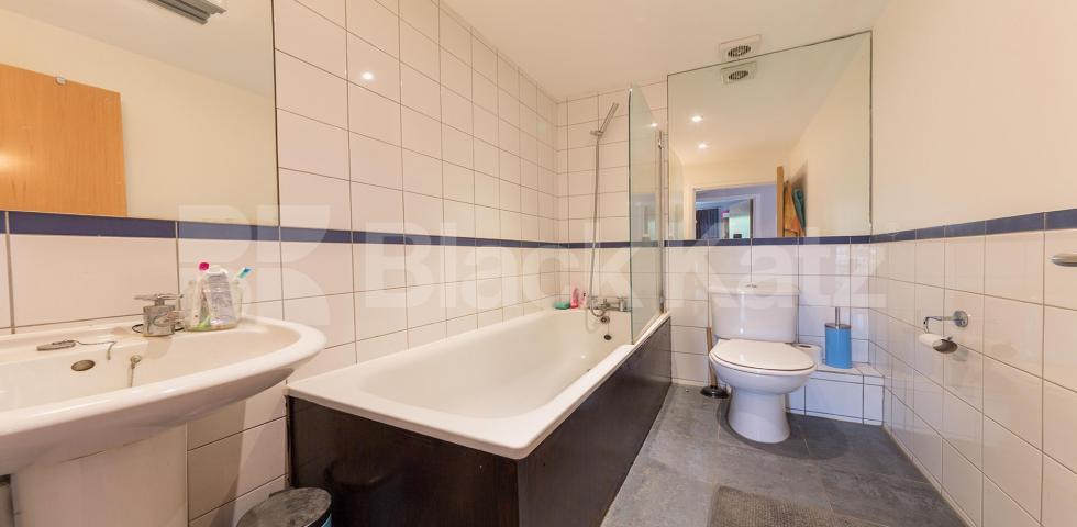 			TWO BED , TWO BATH MINUTES TO TUBE!, 2 Bedroom, 1 bath, 1 reception Flat			 Aran Mews, CALEDONIAN ROAD-BARNSBURY